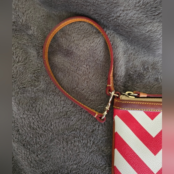 Dooney & Bourke Red and White Chevron Wristlet EUC! - Picture 8 of 15